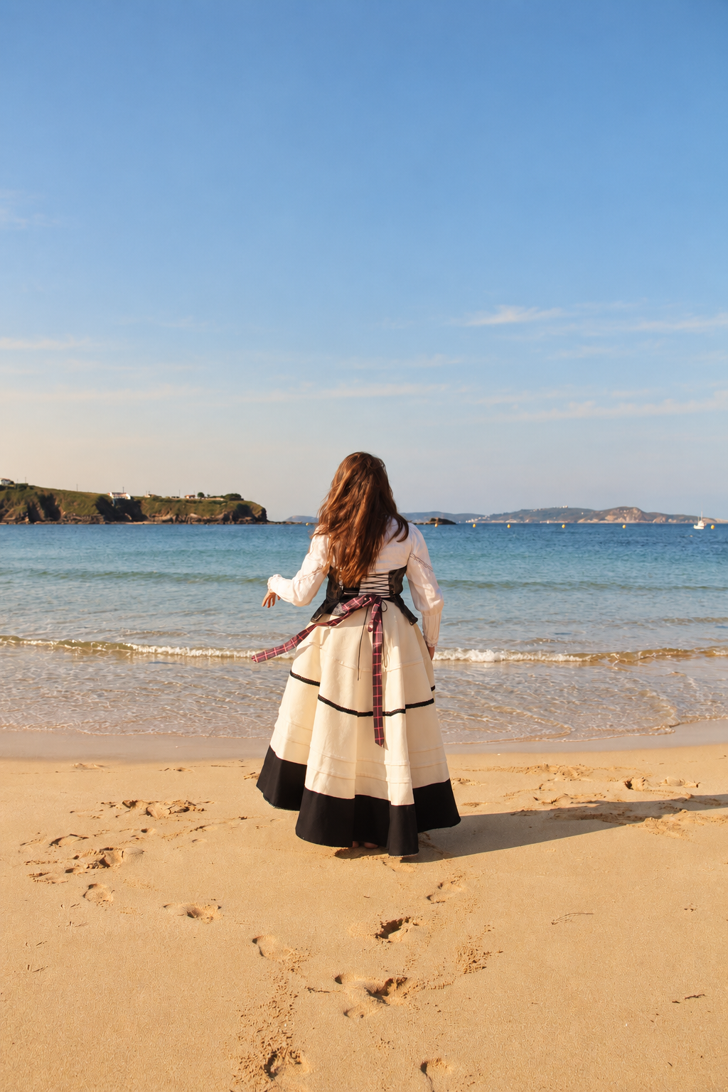Ariadna caminando hacia el mar con vestimenta gallega