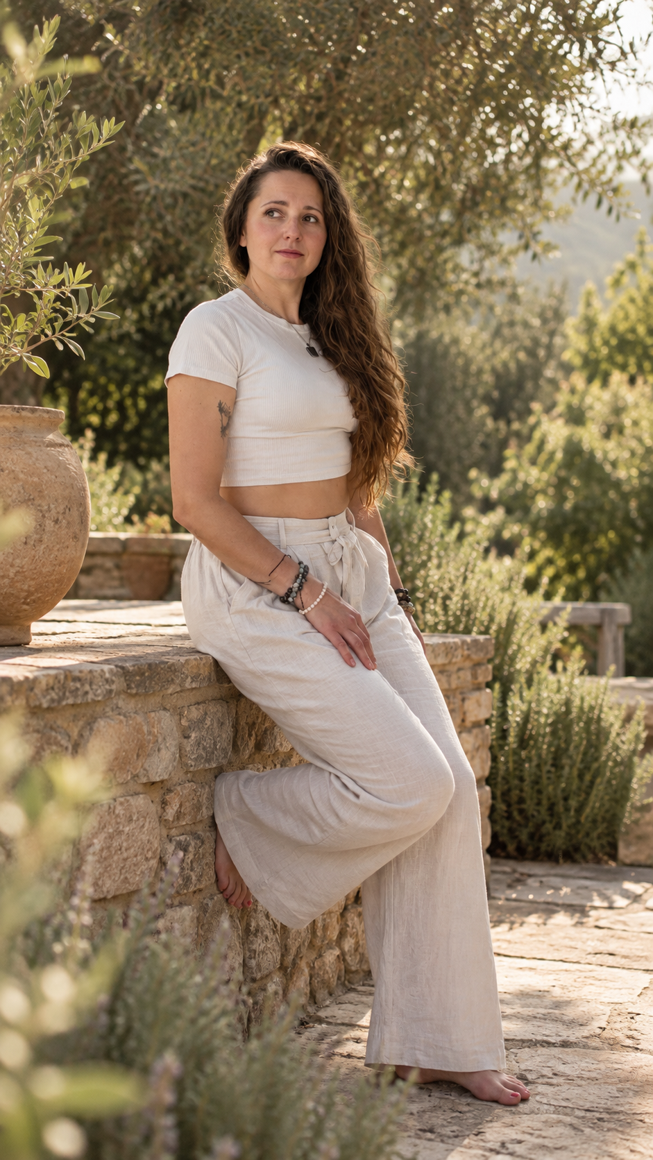 Ariadna en un jardín, sentada entre árboles y plantas